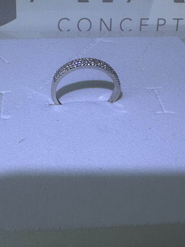 Anello in argento con tre file di strass